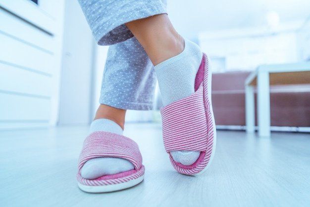 piernas femeninas zapatillas casa acogedoras suaves comodas 122732 2047 1