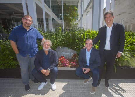 Martín Migoya, Guibert Englebienne, Martín Umarán e Néstor Nocetti de terno, em frente à Globant